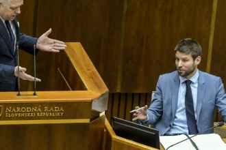 Desí Fica strašiak na neobsadenej progresívnej lodi?