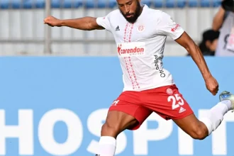 Išiel zhustnúť trávnik, zrazil hviezdu ligy. Bývalý hráč Premier League skončil pod valcom