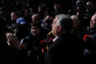 Orbánovho exministra poslal súd za mreže. Zostane vo väzbe pre veľkú korupčnú kauzu