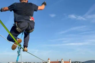 Roose zvládol prechod nad Bratislavou, žena prešla 400 m po lane bez istenia