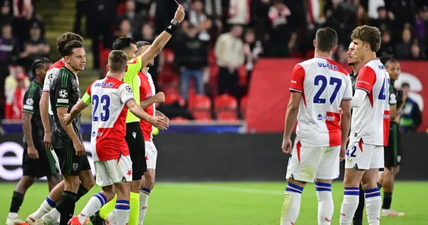 Trpký večer v Prahe. Hororový debut, červená po 50 sek. Slavia čaká na výhru 19 rokov