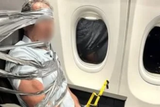 VIDEO: Boeing sa na letisku v silnom vetre naklonil a krídlom zasiahol zem