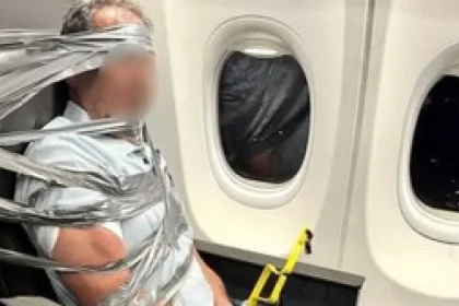 VIDEO: Boeing sa na letisku v silnom vetre naklonil a krídlom zasiahol zem