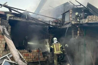VIDEO: Dron zasiahol budovu v centre Kyjeva. Muži zostali na rímse medzi dymom a plameňmi