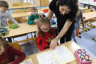 Angličtina v škole už bezplatne, no školy pýtajú od rodičov stovky eur