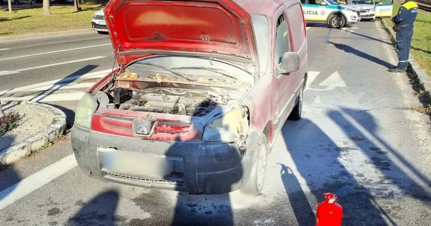 Auto začalo horieť na bratislavskej ulici, vodič sa pri hasení popálil