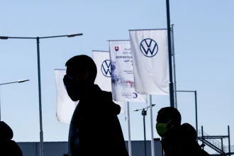 Automobilový gigant zmrazí platy stovkám tisíc ľudí. Čo to znamená pre Slovensko?