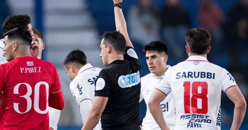 Bizarný nápad alebo futbalová budúcnosť? Hráč namiesto karty videl žltú obrazovku