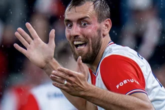 Chorý opäť stratil nervy: ukázal rozhodcovi prostredník a putoval pod sprchy