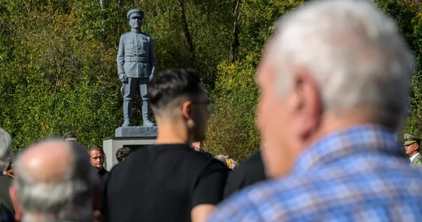 Demokrati prikryli Koneva „krvavou“ plachtou. Prezradili, čo so sochou urobia po voľbách