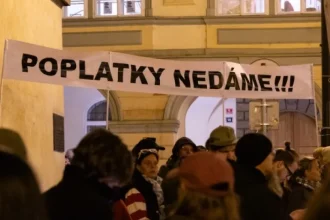 Demonštranti zaplnili Prahu, vláda čelí odporu pre zmeny v médiách