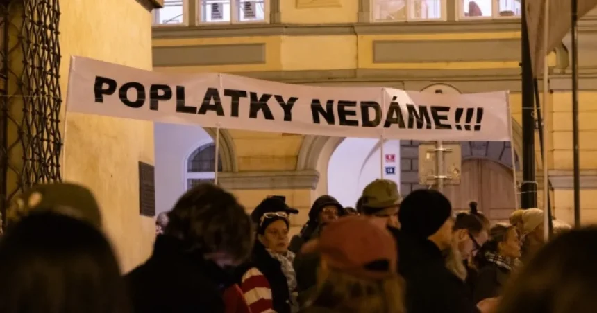 Demonštranti zaplnili Prahu, vláda čelí odporu pre zmeny v médiách
