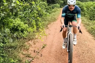 Dobrodružstvo namiesto luxusu. Pilot F1 si zvolil presun na bicykli cez džungľu
