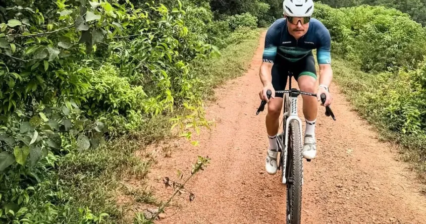 Dobrodružstvo namiesto luxusu. Pilot F1 si zvolil presun na bicykli cez džungľu
