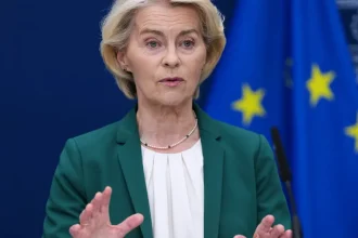 Europoslanci žiadajú vyšetrenie vakcín a SMS von der Leyenovej