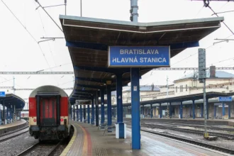 Expres do Košíc pri Šenkviciach odstavil skrat, jeden vozeň nešiel