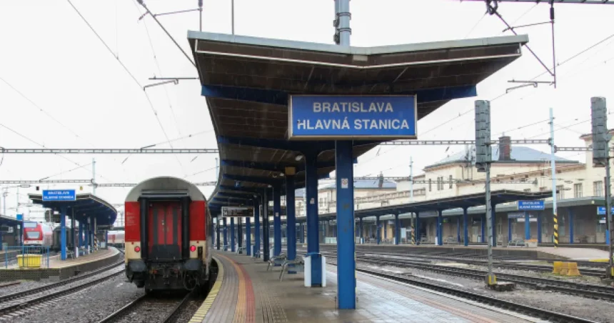 Expres do Košíc pri Šenkviciach odstavil skrat, jeden vozeň nešiel