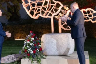 Fico a Babiš odhalili v Prahe sochu priateľstva, protestujúci pískali