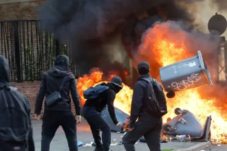Francúzske školy v plameňoch: študentské protesty, zranený mladík, vláda v napätí