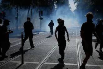 Francúzsko: Státisíce ľudí protestujú proti drahote, polícia v Paríži zasahuje