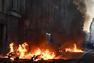 Francúzsky minister vnútra chcel skončiť, Macron ho neprijal