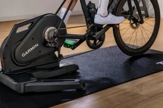 Garmin uvádza nový domáci cyklotrenažér Tacx Nēra so šprintami aj stúpaniami