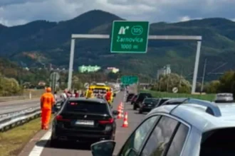 Hromadná nehoda na R7, zrazil sa autobus s tromi autami
