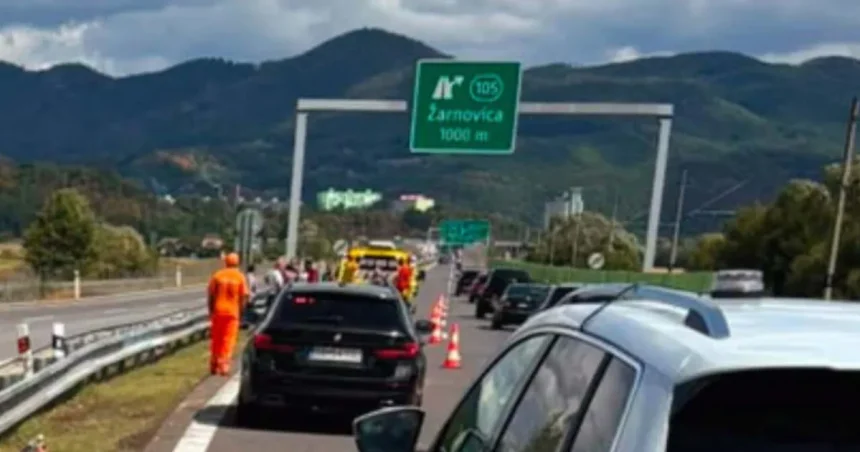 Hromadná nehoda na R7, zrazil sa autobus s tromi autami