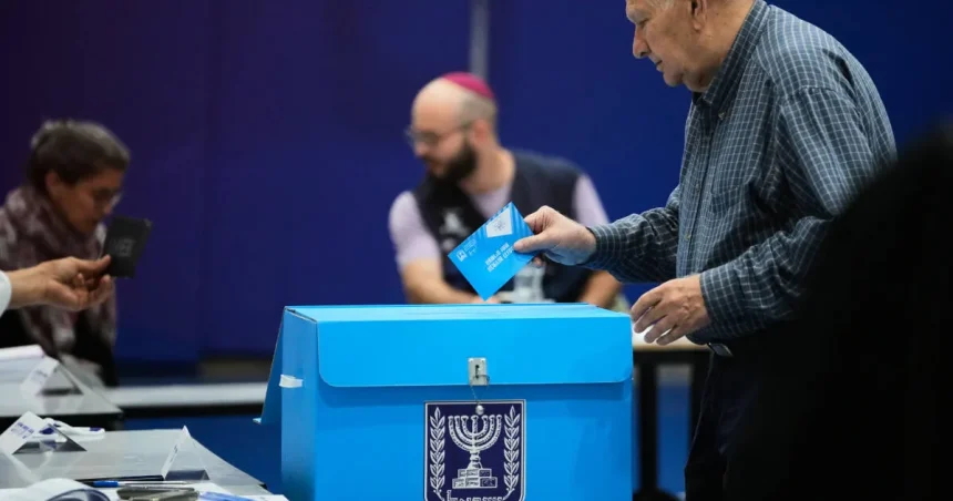 Izraelčania prvýkrát od útoku Hamasu volia parlament