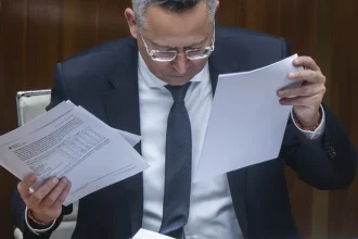 Kamenickému vystrelilo pero, opozícia kritizuje rating a dlh
