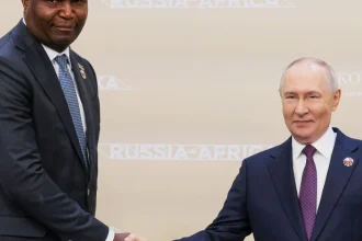 Kremeľ zasiahol pre fotku s Mozambičanom. Putin sa obáva smiechu?