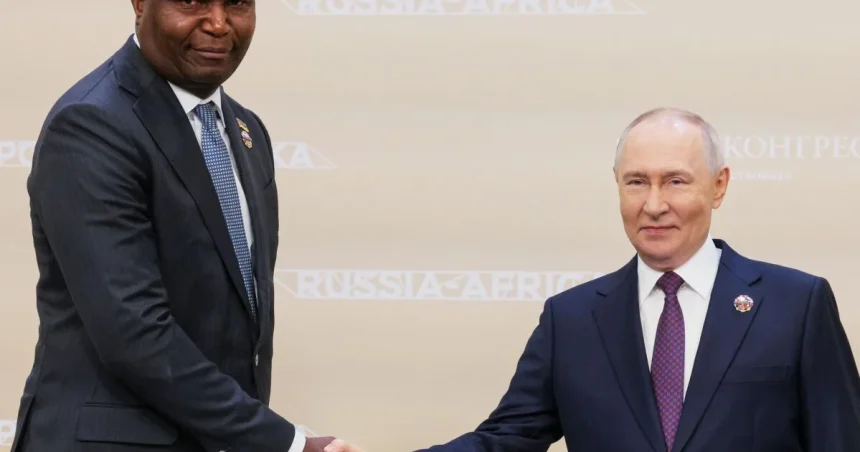 Kremeľ zasiahol pre fotku s Mozambičanom. Putin sa obáva smiechu?
