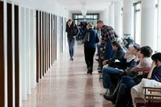 Lekári si vybojovali vyššie platy, pacienti čakajú ďalej a nemocnice sa topia v dlhoch
