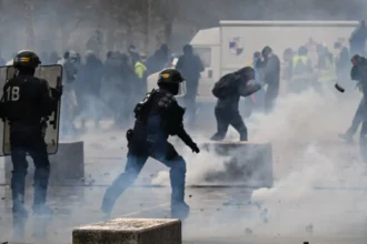 Macron reaguje na násilné protesty: Sociálne siete ako rozbuška nepokojov?