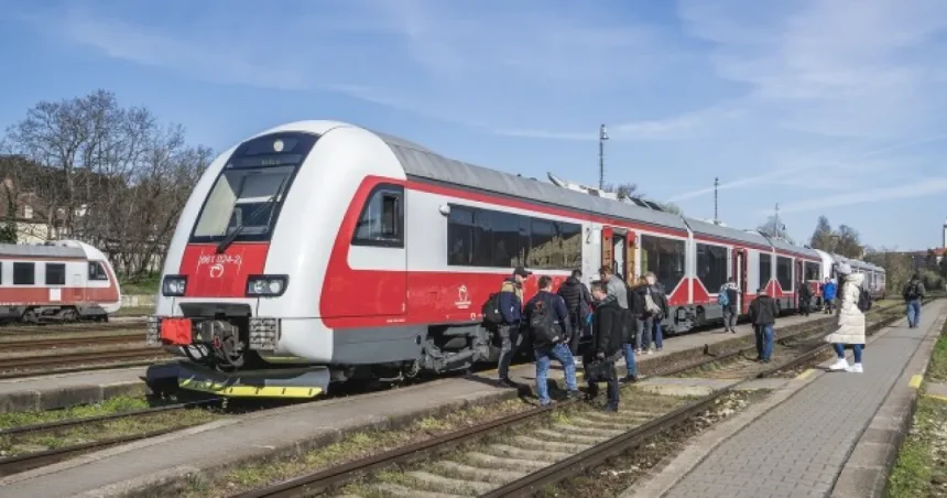 Máte lístok na vlak na dušičkový víkend? Kúpte ho teraz, čaká sa veľký nápor cestujúcich