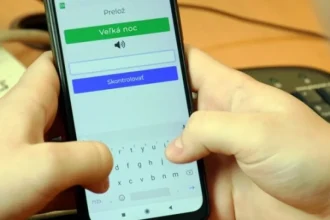 Odporný útok: desať mladistvých surovo napadlo školáka, svoje besnenie si natáčali