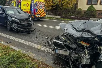Opitý vodič narazil do auta so ženou a deťmi, po nehode skončili v nemocnici