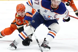 Ovečkin je out. NHL pobláznila produktivita McDavida, útočí na rekordy
