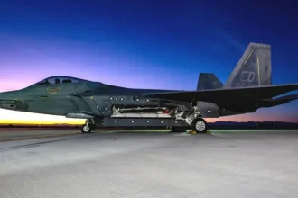 Pilot americkej stíhačky F-22 prvýkrát priamo z kokpitu riadil bojový dron Fury