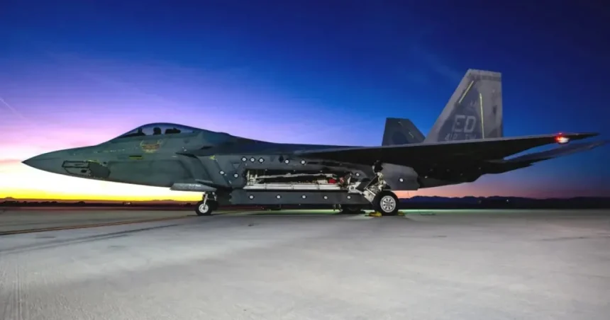 Pilot americkej stíhačky F-22 prvýkrát priamo z kokpitu riadil bojový dron Fury