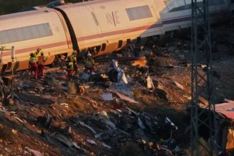 Počet obetí zrážky vlakov v Španielsku stúpa. Nehode mohli zabrániť počítače aj ľudia