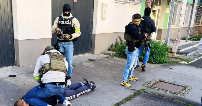Policajti zadržali v Košiciach muža, ktorý mal za peniaze prevádzať migrantov cez les