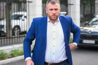 Politológ: Preverenie Kuffu tajnými službami je nonsens. Spor v SNS má devastačný vplyv