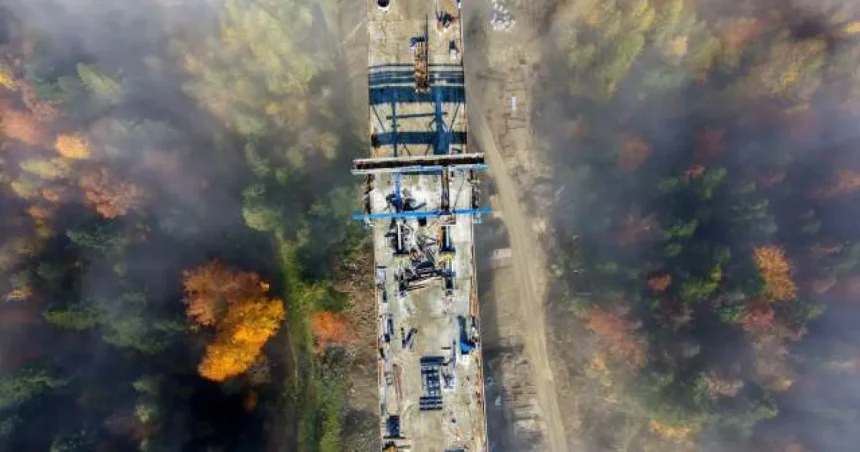 Poľsko dokončuje gigantický viadukt, súčasť diaľnice spájajúcej Slovensko s Bieloruskom