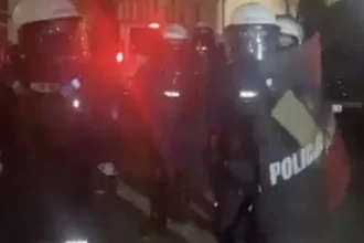 Poľský prezident Nawrocki sa musel pretlačiť do budovy ústavného súdu, v krajine to vrie
