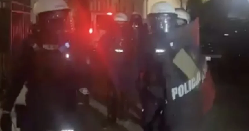 Poľský prezident Nawrocki sa musel pretlačiť do budovy ústavného súdu, v krajine to vrie