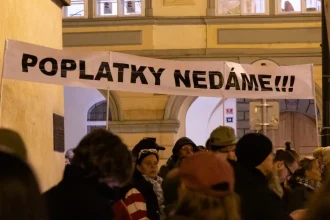 Poslanci rozhodnú o financovaní televízie a rozhlasu nadránom, ľudia protestujú