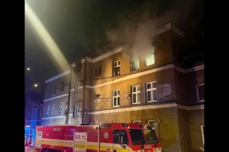 Požiar bytovky v Žiline: päť detí v ohrození, desiatky evakuovaných, jedna žena obvinená