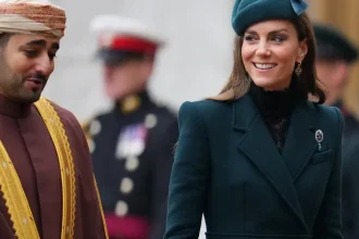 Princezná Kate ohúrila v zelenom kostýme, Camilla zvolila červenú