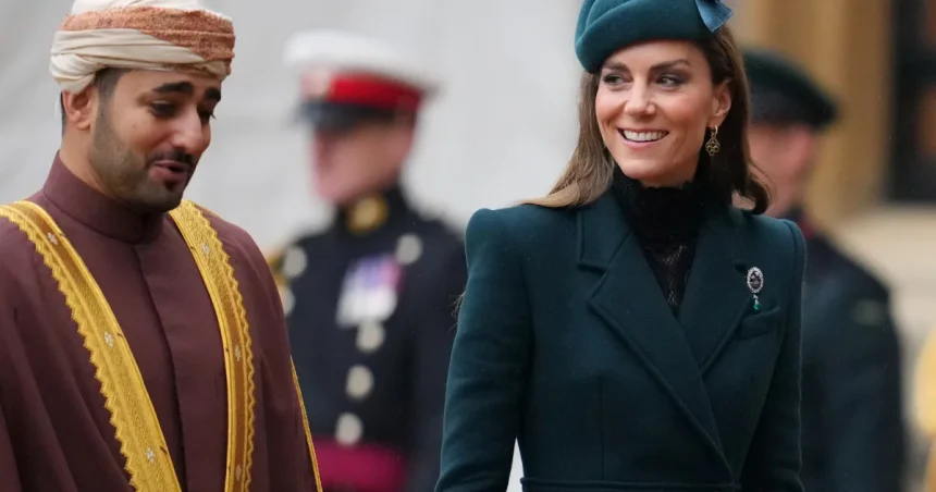 Princezná Kate ohúrila v zelenom kostýme, Camilla zvolila červenú